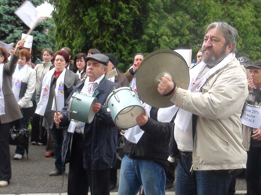 Foto protest dascali - Prefectura Maramures, 19 mai (c) eMaramures.ro